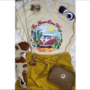 New! Sale 🔥 Hippie Cream “Be your own way” graphic tee